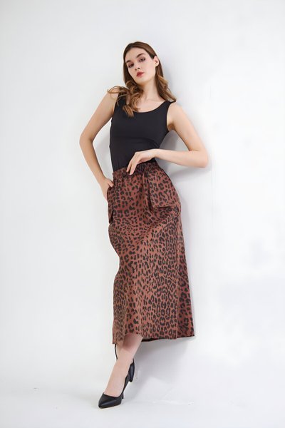Kahverengi Leopar Kamuflaj Desen Uzun Spor Gabardin Kumaş Beli Lastikli Cep Detaylı Etek
