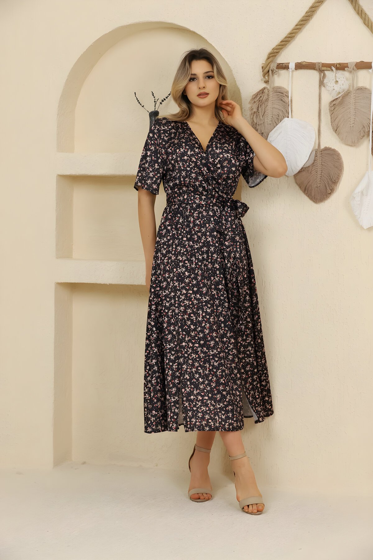 Siyah Çiçek Desenli Midi Kruvaze Yırtmaçlı Saten Elbise - Bidoluelbise