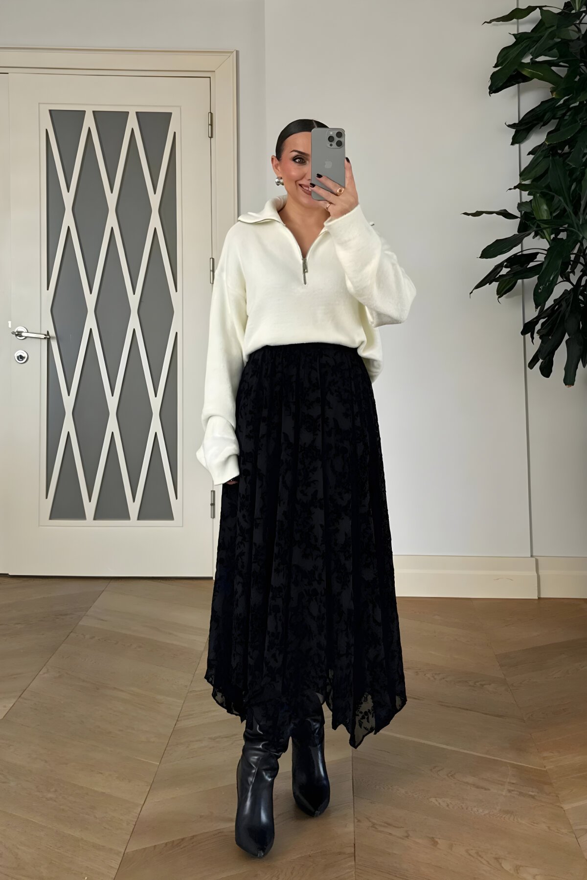 تنورة ميدي سوداء غير متماثلة بنقشة زهور - MOZENA