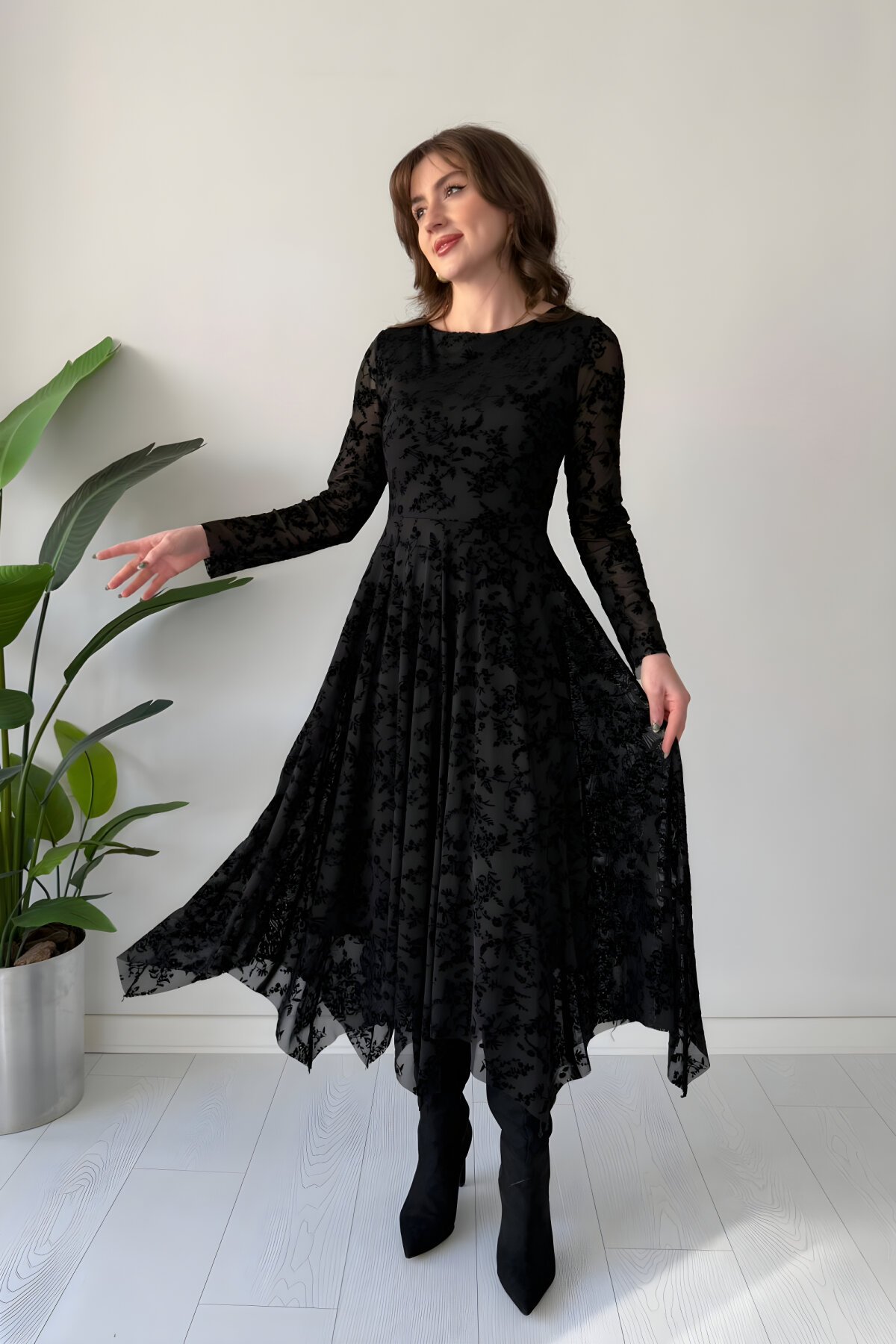 Siyah Çiçek İşlemeli Uzun Kayık Yaka Asimetrik Elbise - MOZENA