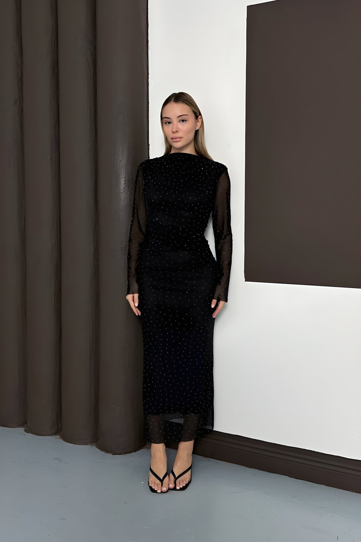 فستان طويل أسود تول درابيه مرصع - MOZENA