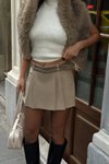 Bej Mini Pileli Kemer Detaylı Şortlu Etek