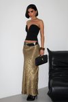 تنورة ساتان طويلة كاكي بطبعة فلوك ذهبية