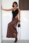 تنورة طويلة ساتان بني داكن مطبوعة بالفلوك