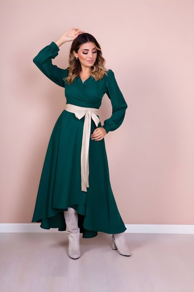 فستان محتشم كم طويل قصة غير متماثلة لون زمرد وكريم بحزام جلد