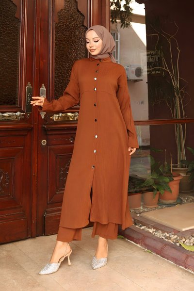 أطقم محتشمة طويلة لون بني بتفاصيل ياقة