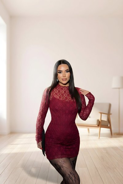 فستان سهرة قصير خمري بتفاصيل دانتيل