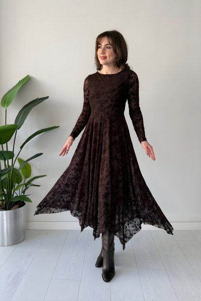 Kahverengi Dantel Çiçek İşlemeli Midi Kayık Yaka Asimetrik Elbise