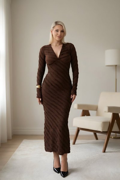 فستان طويل بني بياقة V وخياطة معكوسة