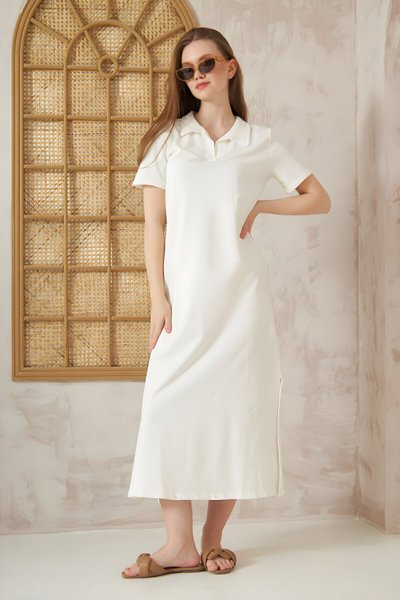 Beyaz Uzun Tam Kalıp Kısa Kollu Yırtmaçlı Polo Yaka Spor Elbise