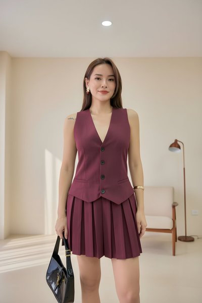 فستان قصير عنابي من الكتان بفيست ومظهر طقم