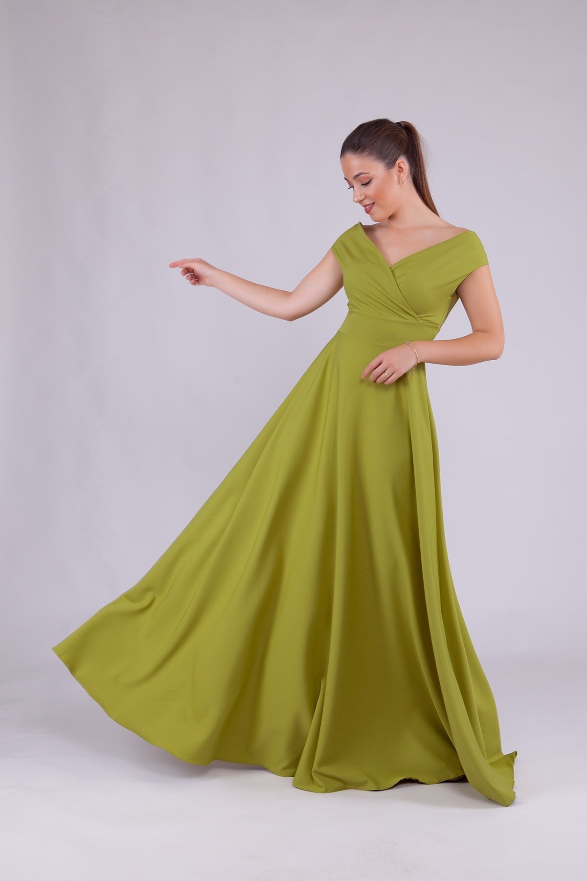 Fıstık Yeşili Uzun Kayık Yaka Abiye Elbise - Bidoluelbise