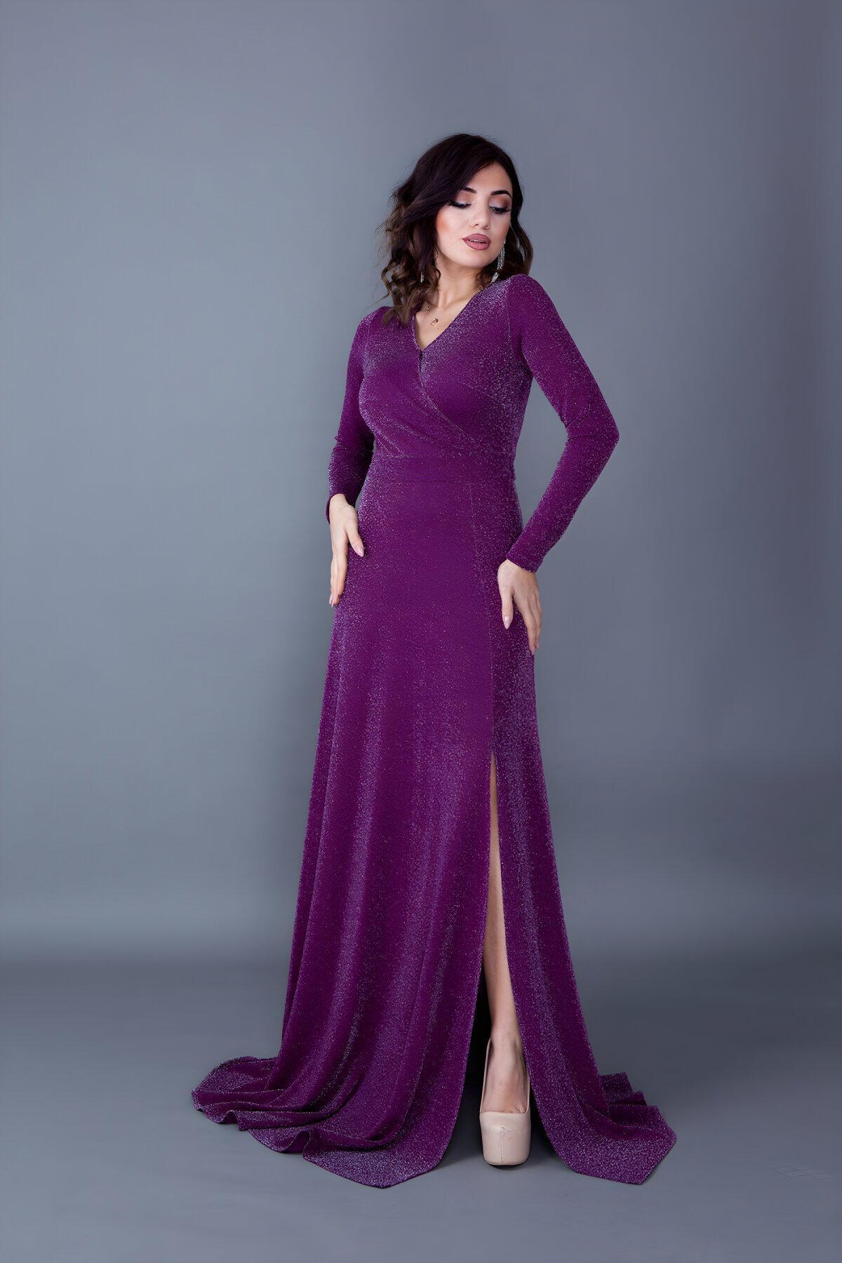 Mürdüm Simli Uzun Kruvaze Yaka Yırtmaçlı Kol Abiye Elbise - Bidoluelbise