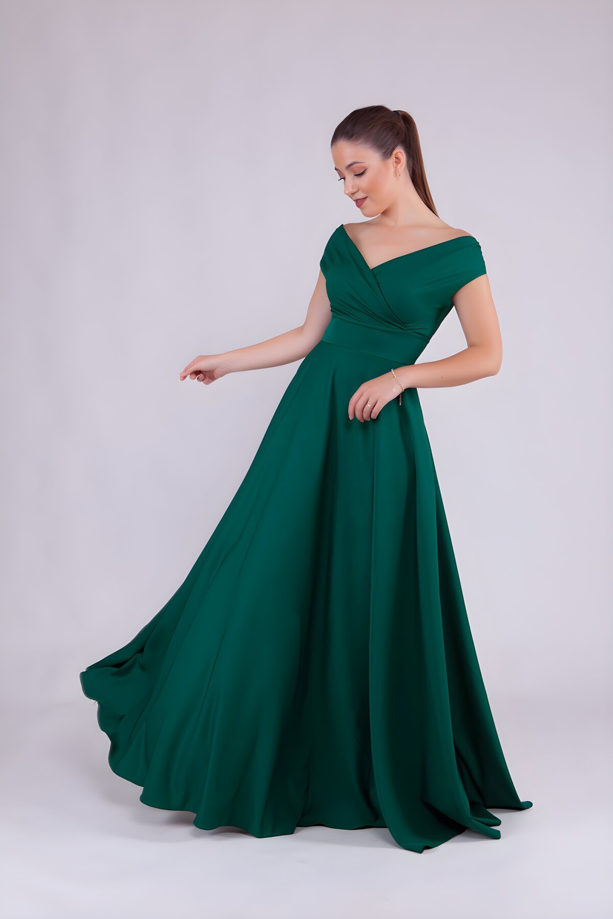 Zümrüt Uzun Kloş Kayık Yaka Abiye Elbise - Bidoluelbise