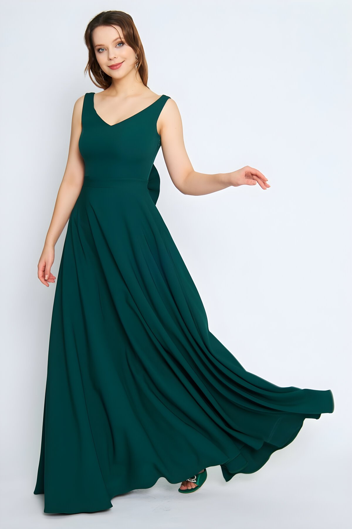 Zümrüt Uzun Kloş V Yaka Sırt Dekolteli Abiye Elbise - Bidoluelbise