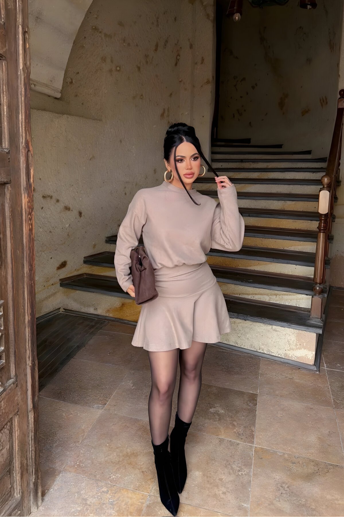 فستان قصير بيج بخصر مزموم من سيلانيك - MOZENA