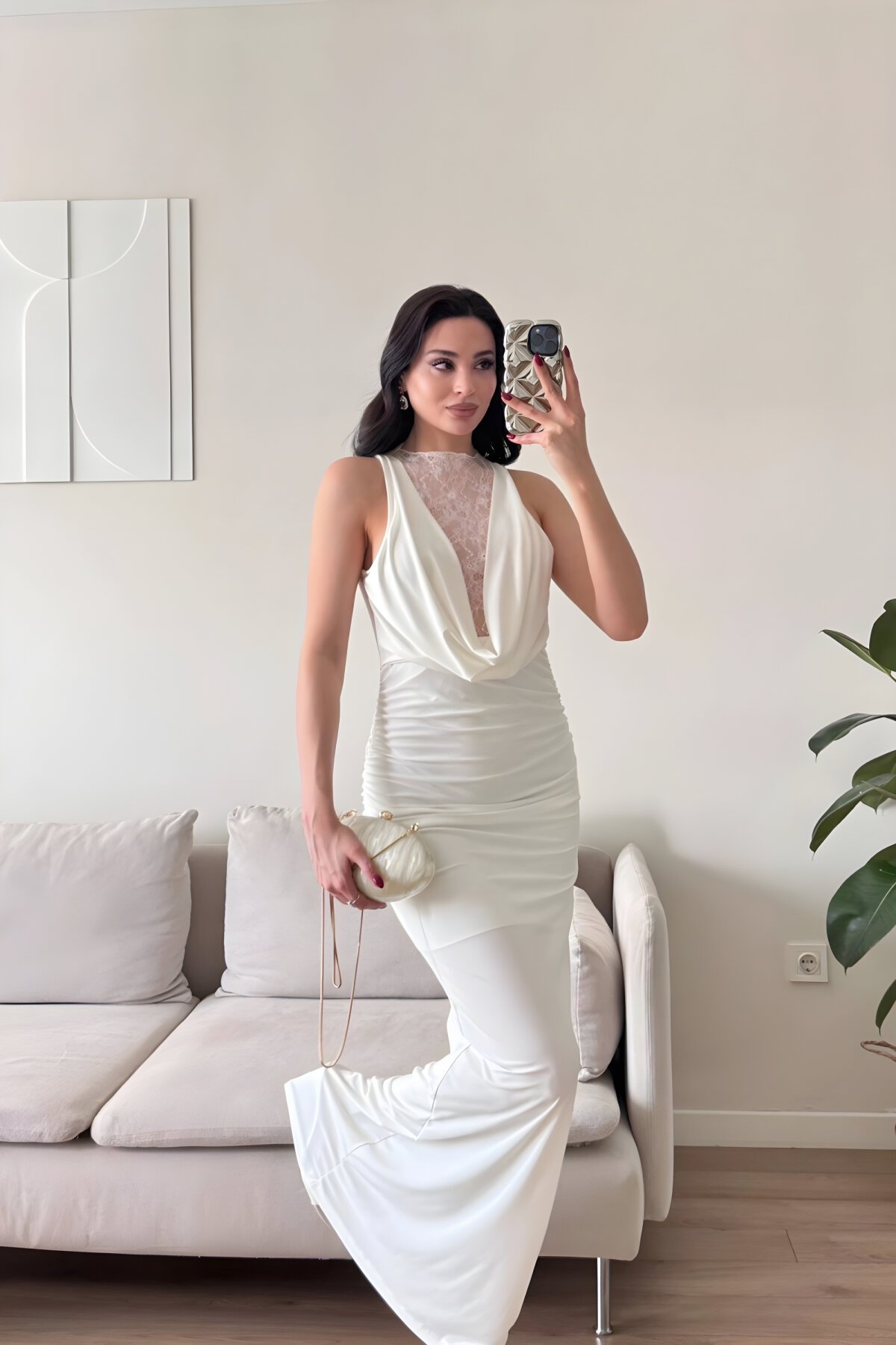 فستان سهرة طويل أبيض دانتيل بكسرات وياقة درابية - MOZENA