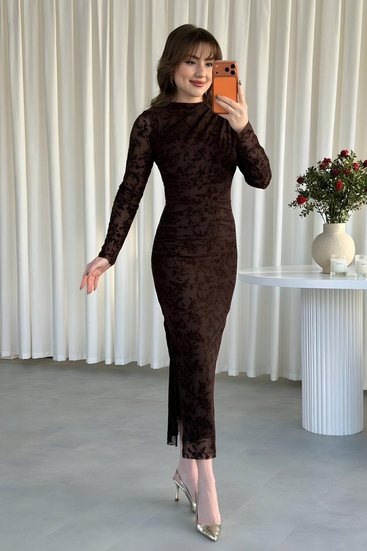 Kahverengi Flok Baskılı Uzun Omuz Drape Detaylı Yırtmaç Abiye Elbise - MOZENA