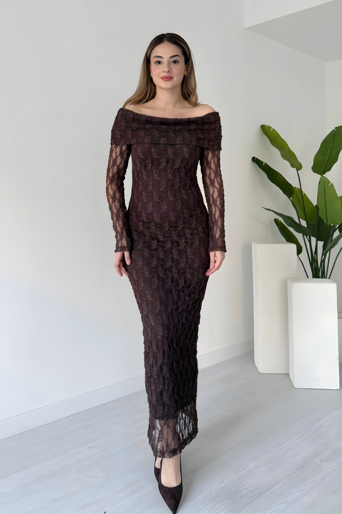 Kahverengi Güpür Desenli Uzun Madonna Yaka Elbise - MOZENA