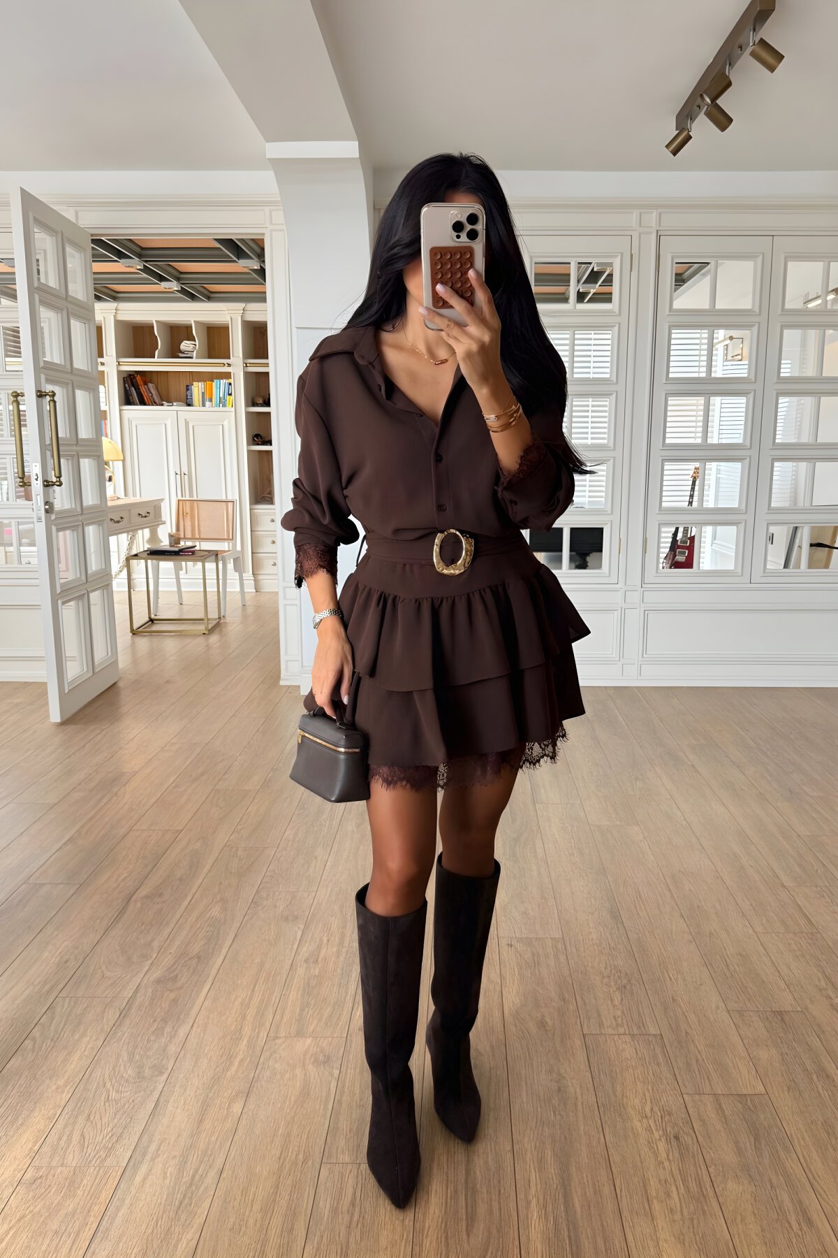 فستان قميص قصير بني شيفون بدانتيل وحزام - MOZENA