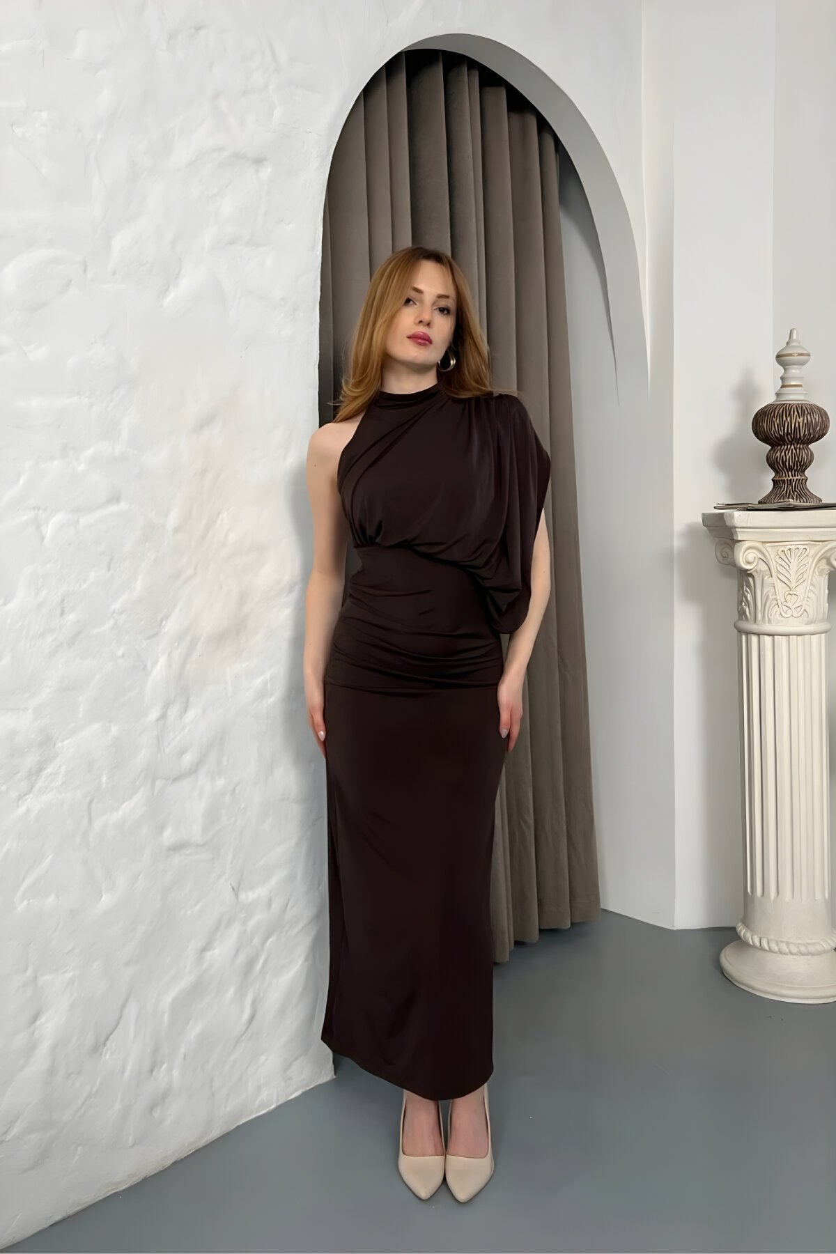Kahverengi Uzun Tek Omuzlu Drape Detaylı Abiye Elbise - MOZENA