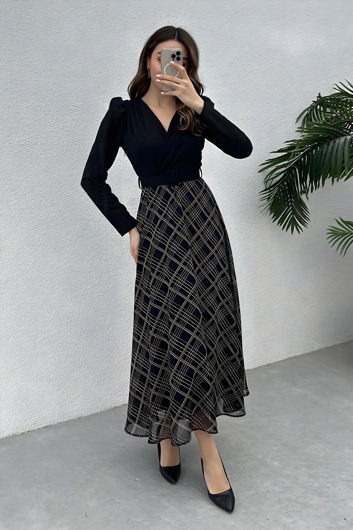 Siyah Ekose Desenli Uzun Kruvaze Krep Kemerli Elbise - MOZENA