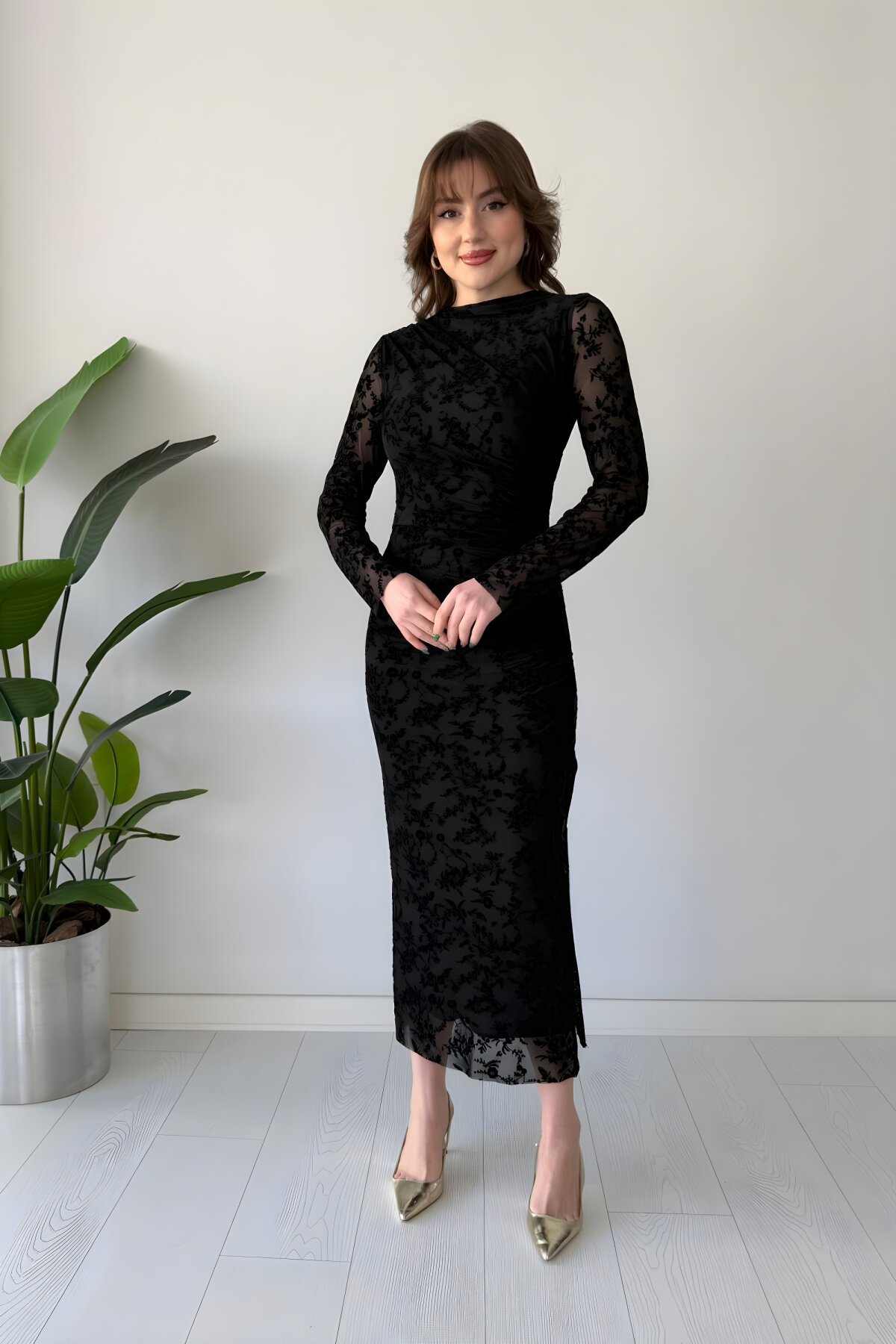 Siyah Flok Baskılı Midi Omuz Drape Detaylı Elbise - MOZENA