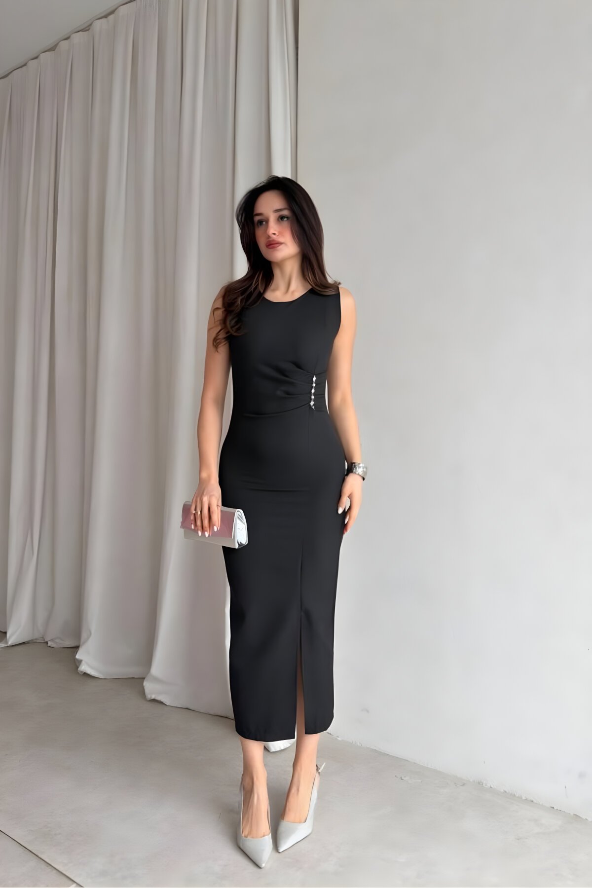 فستان ميدي أسود بفتحة وتفاصيل إكسسوار - MOZENA