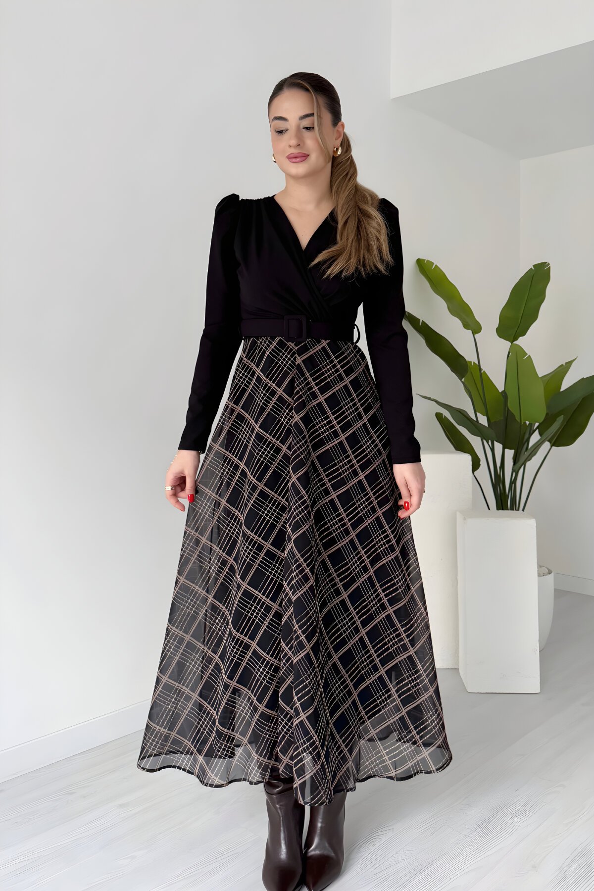 Siyah Uzun Kruvaze Yaka Ekose Etekli Kemerli Elbise - MOZENA