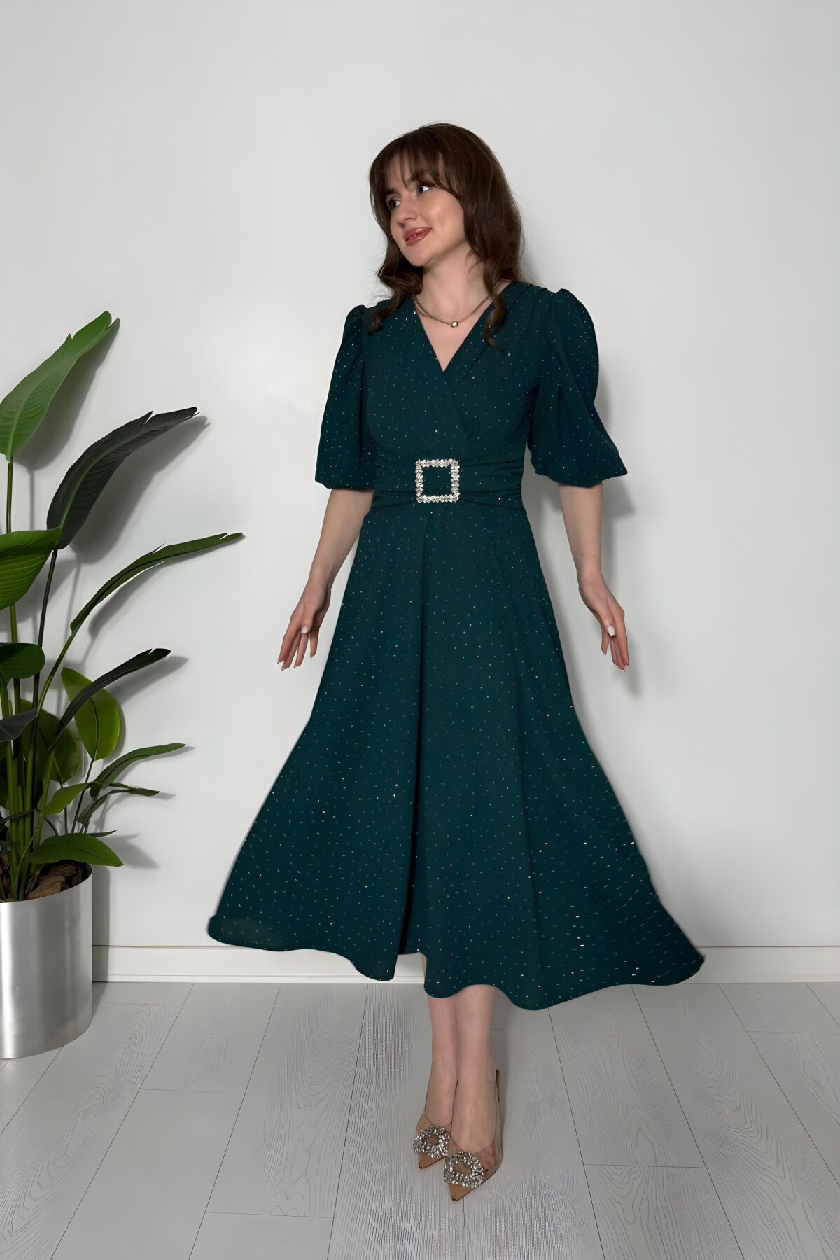 Yeşil Midi Kruvaze Yaka Toka Detaylı Işıltılı Elbise - MOZENA