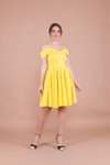 Sarı Pileli Mini Askılı Düşük Omuz Detaylı Abiye Elbise