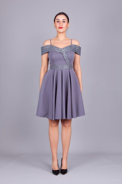 Gri Kareli Mini Askılı Düşük Omuz Kloş Payet Detaylı Abiye Elbise