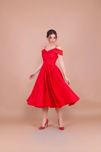 Kırmızı Midi Askılı Düşük Omuz Pileli Abiye Elbise