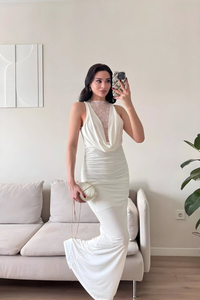 فستان سهرة طويل أبيض دانتيل بكسرات وياقة درابية