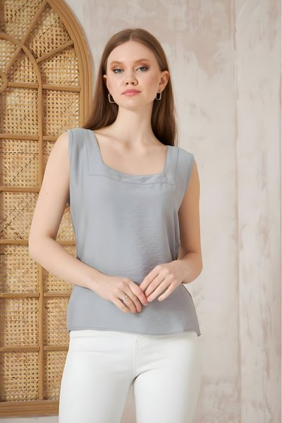 بلوزة صيفية رمادية كتان بياقة مربعة وحمالات عريضة