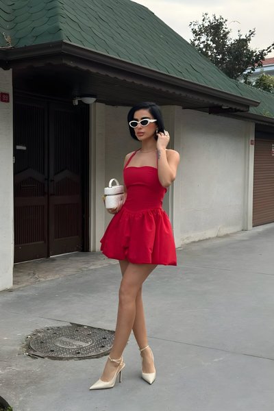 فستان قصير أحمر بياقة مربعة وتصميم بالون