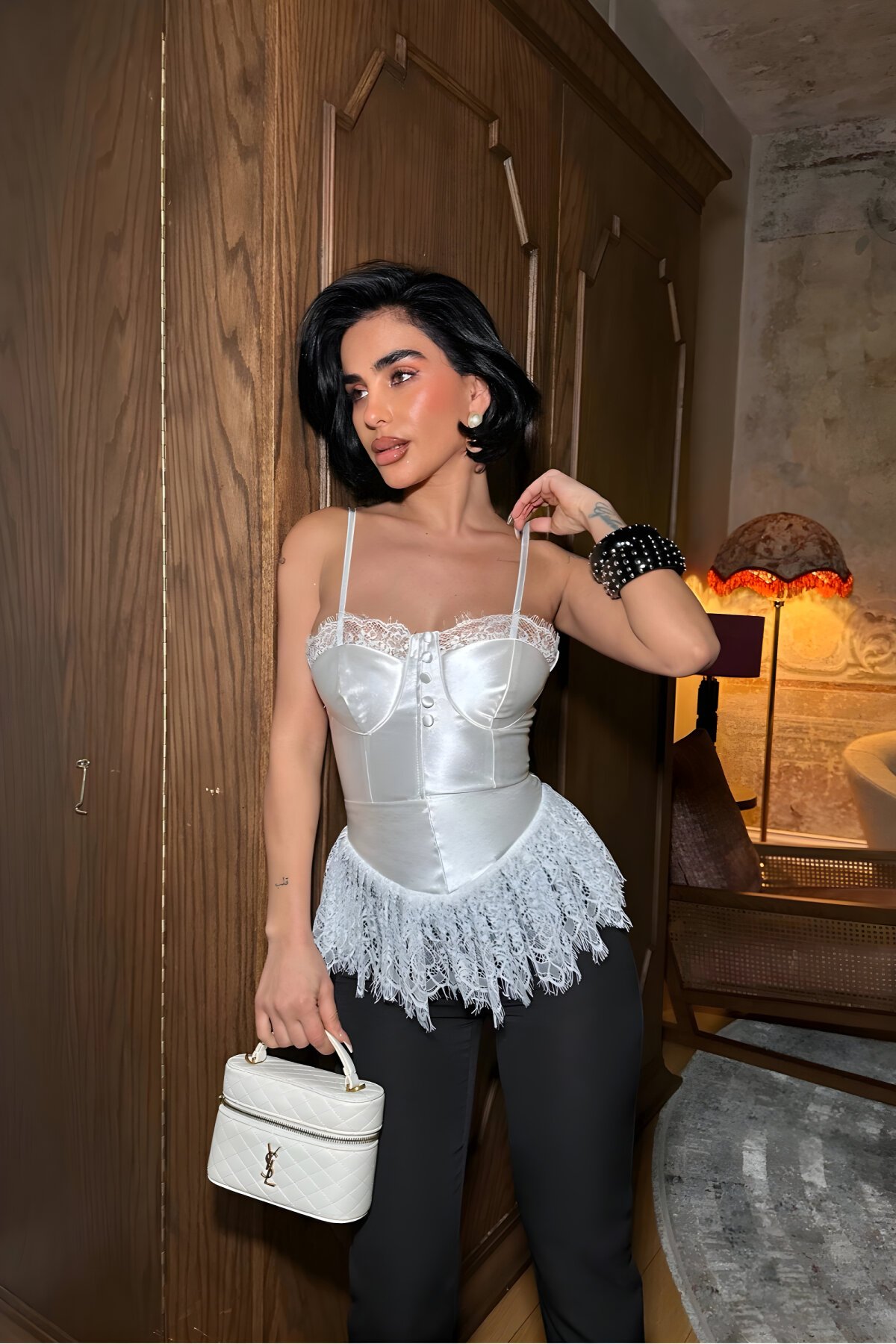 Beyaz Dantel Detaylı Crop Korse Görünümlü Bluz - VİSKALİ