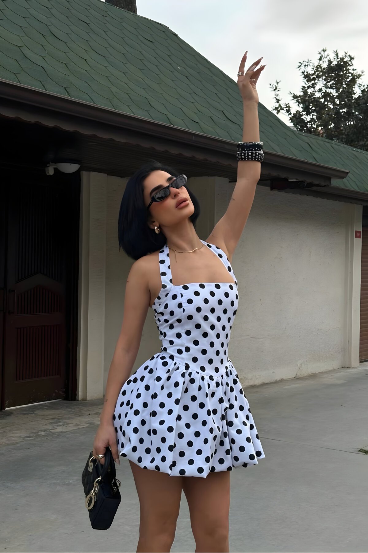 فستان قصير أبيض وأسود منقط يربط من الرقبة ومبطن - VİSKALİ