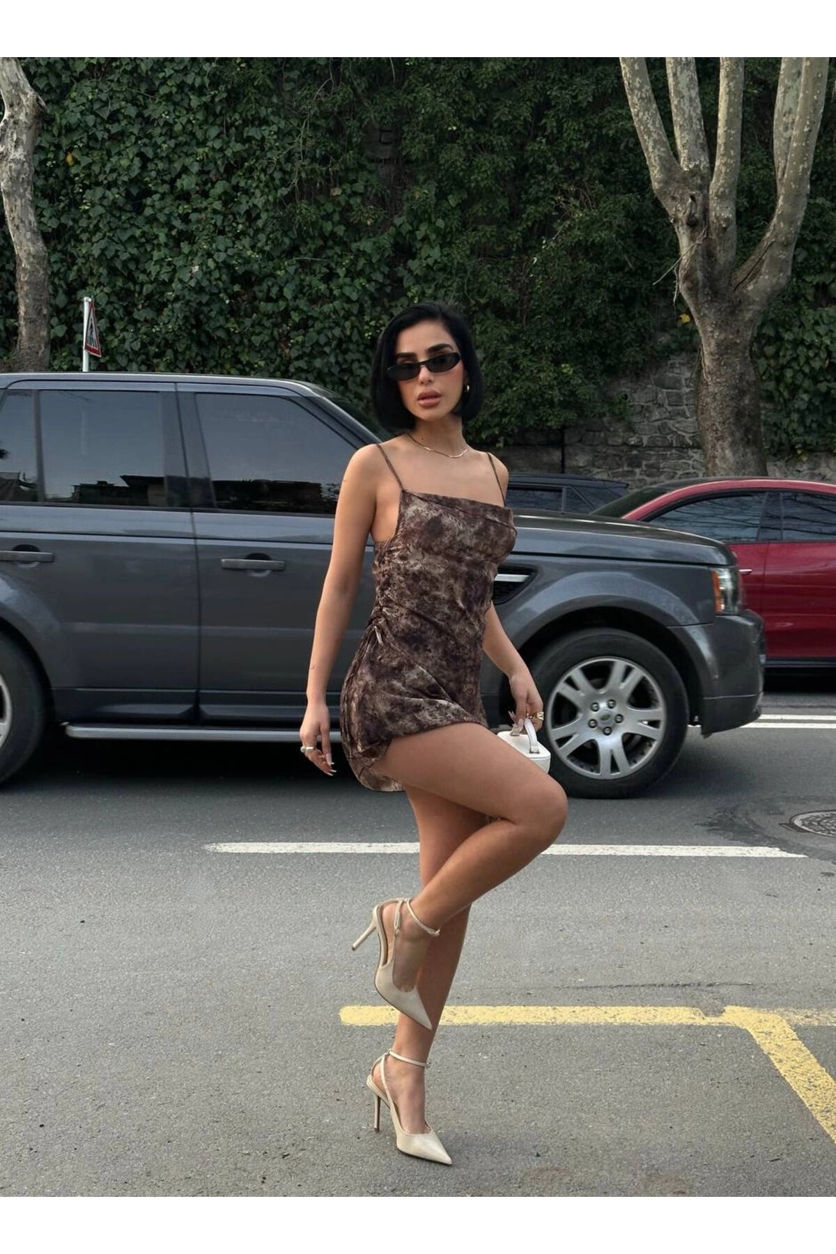 فستان ميني بني منقوش شيفون بحمالات رفيعة - VİSKALİ