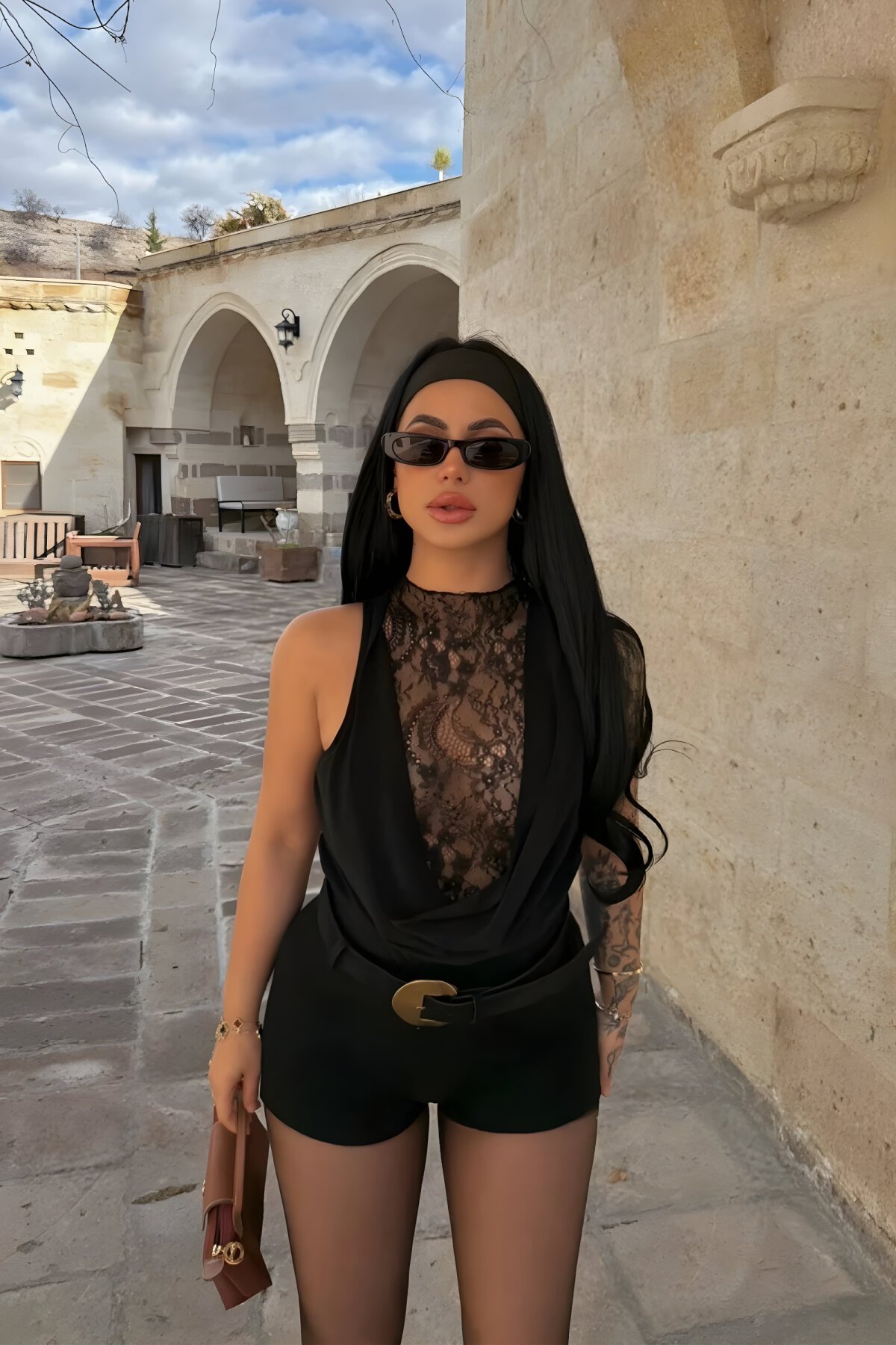 Siyah Derin Degaje Yaka Dantel Güpür Detaylı Bodysuit - MOZENA