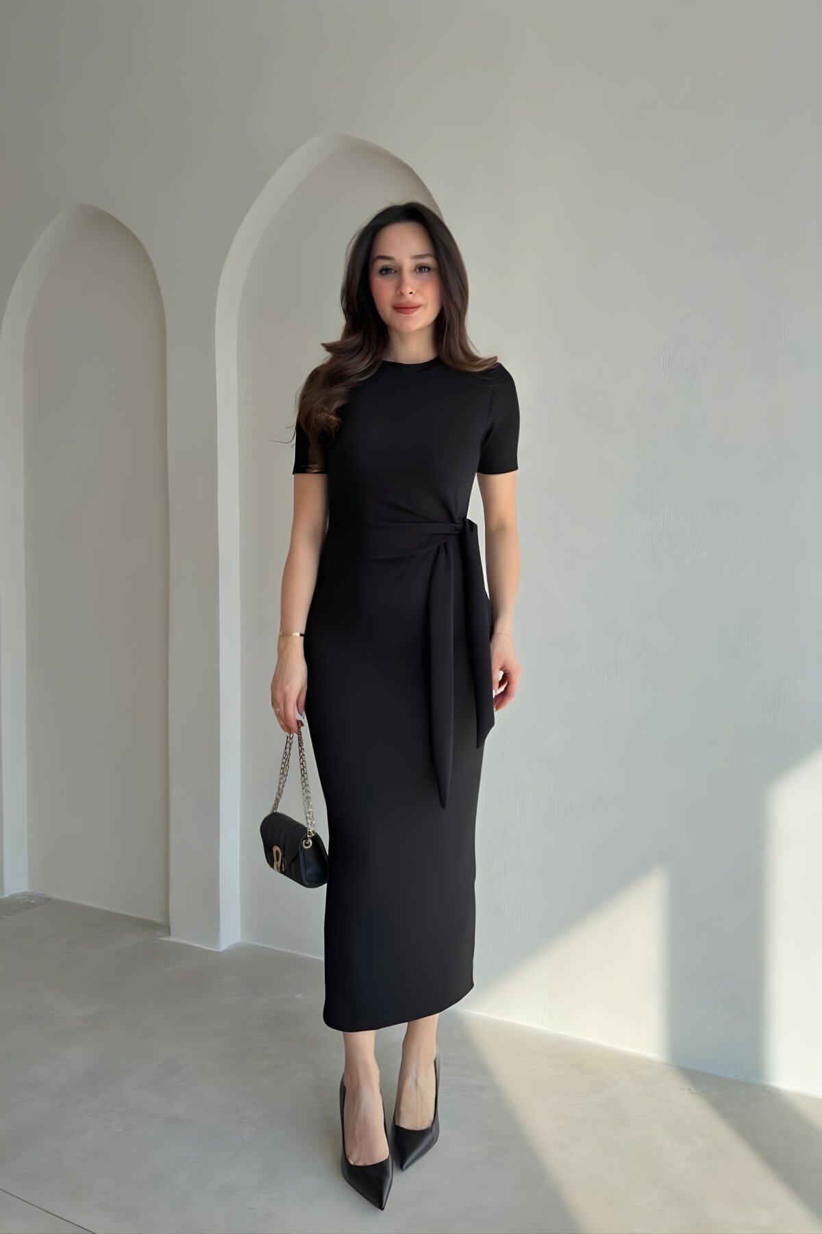 Siyah Midi Yan Yırtmaçlı Bağlama Detaylı Elbise - MOZENA