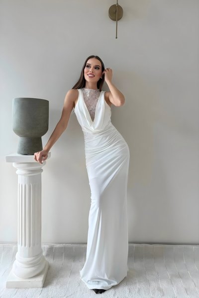 فستان سهرة طويل أبيض ساندي بياقة درابية وتفاصيل دانتيل