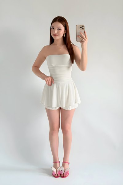 Beyaz Straplez Mini Eteği Şortlu Büzgülü Elbise