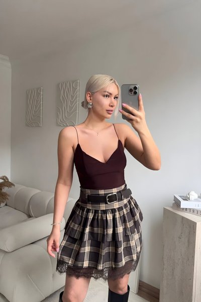 تنورة قصيرة بني كاروهات بتفاصيل دانتيل