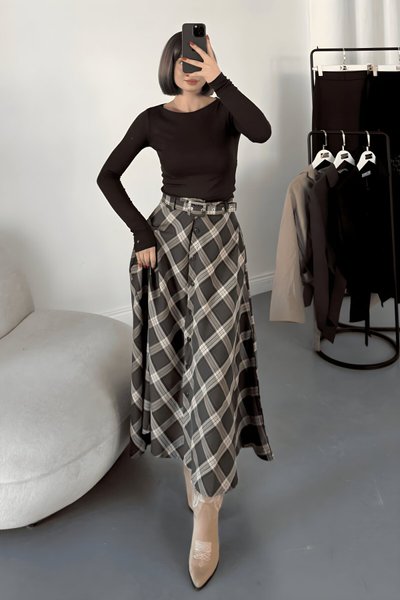 تنورة طويلة بنية كاروهات بأزرار وحزام