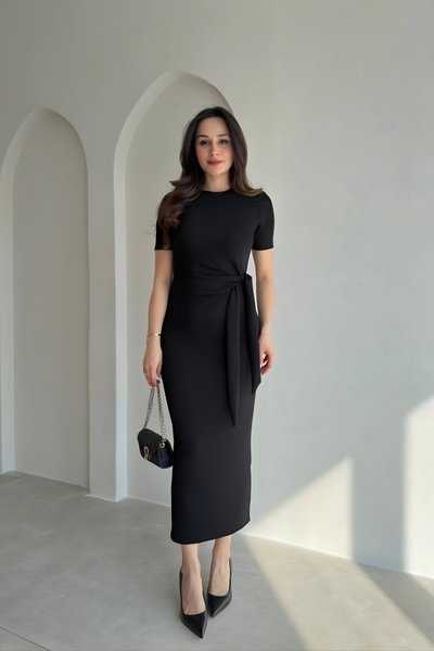 Siyah Midi Yan Yırtmaçlı Bağlama Detaylı Elbise