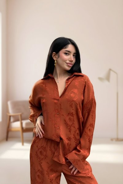 طقم قميص وبنطلون حرير بنقشة قرميدية