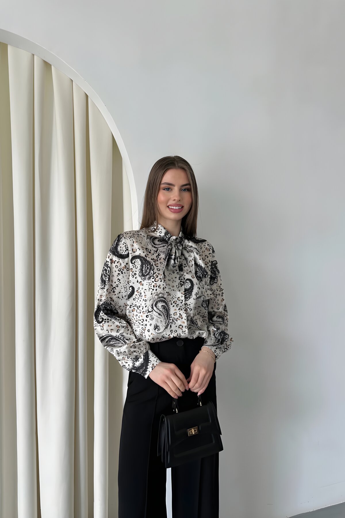 قميص بيج ساتان بطبعة رقمية بفيونكة - Milamia