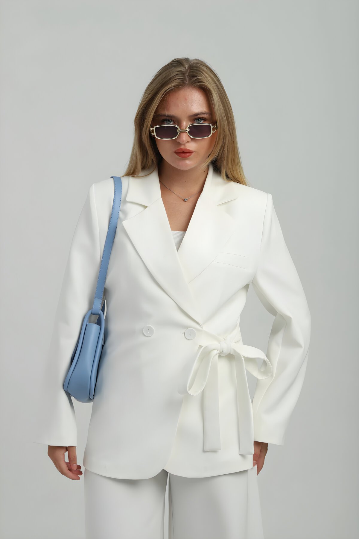 جاكيت أوفر سايز أبيض بتصميم كروازي وأزرار ورباط - Milamia