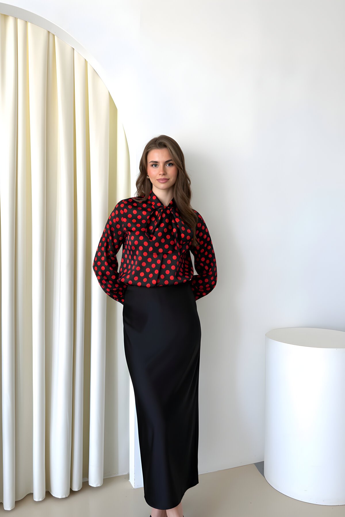 قميص بوردو ساتان بطبعة رقمية بفيونكة - Milamia